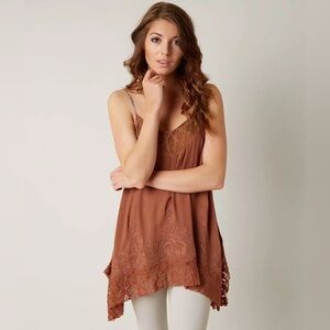 Buckle gimmicks crinkle tank top